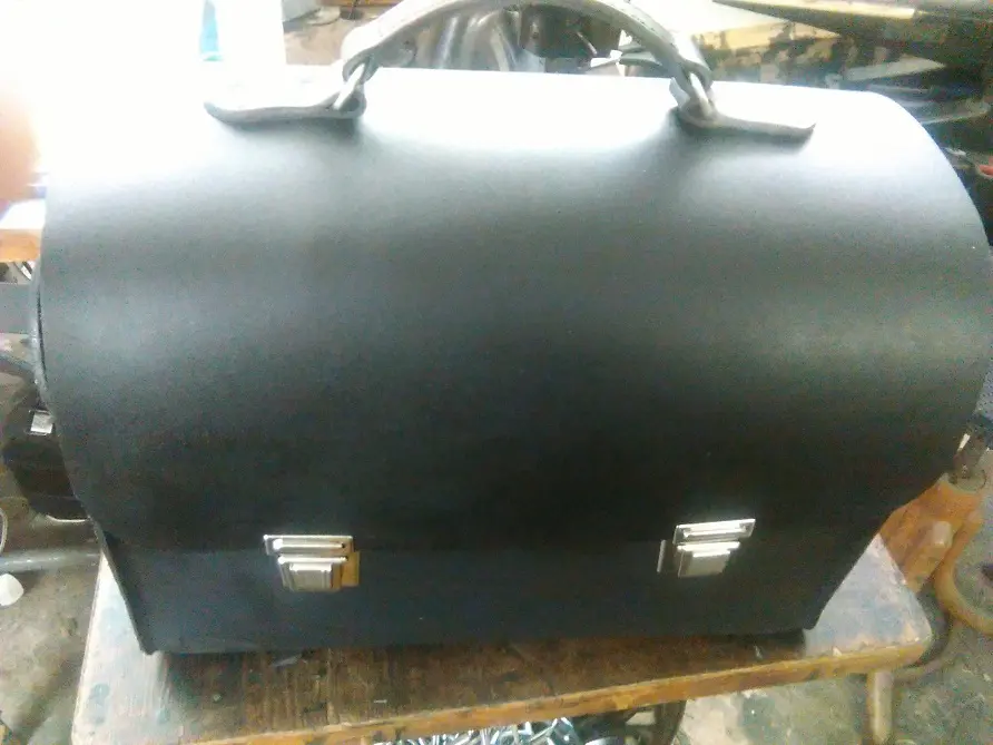 Robustní černá kožená brašna na nářadí s kovovými přezkami