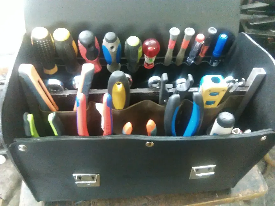 Pohled do interiéru kožené brašny s organizérem na šroubováky a kleště