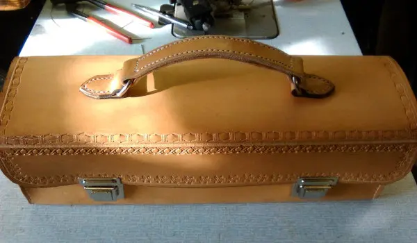 Hnědá kožená brašna na nářadí s raženým zdobením a masivním madlem