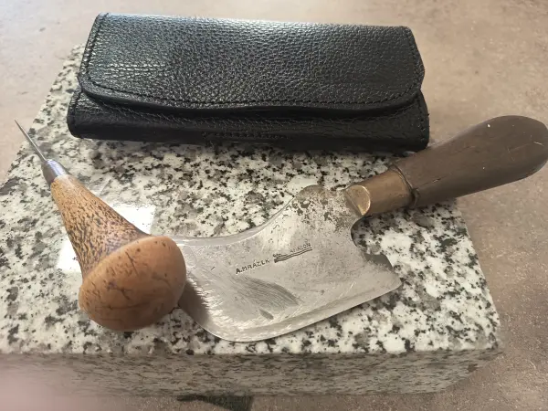 Černá kožená peněženka se strukturovaným povrchem