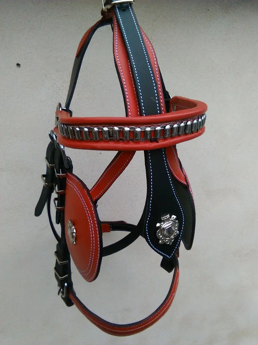 Červeno-černá kočárová ohlávka se stříbrným zdobením