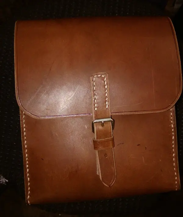 Hladká hnědá kožená kapsa na opasek s řemínkem