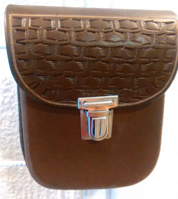 Zdobená hnědá kožená kapsa na opasek s raženým vzorem a kovovým zapínáním