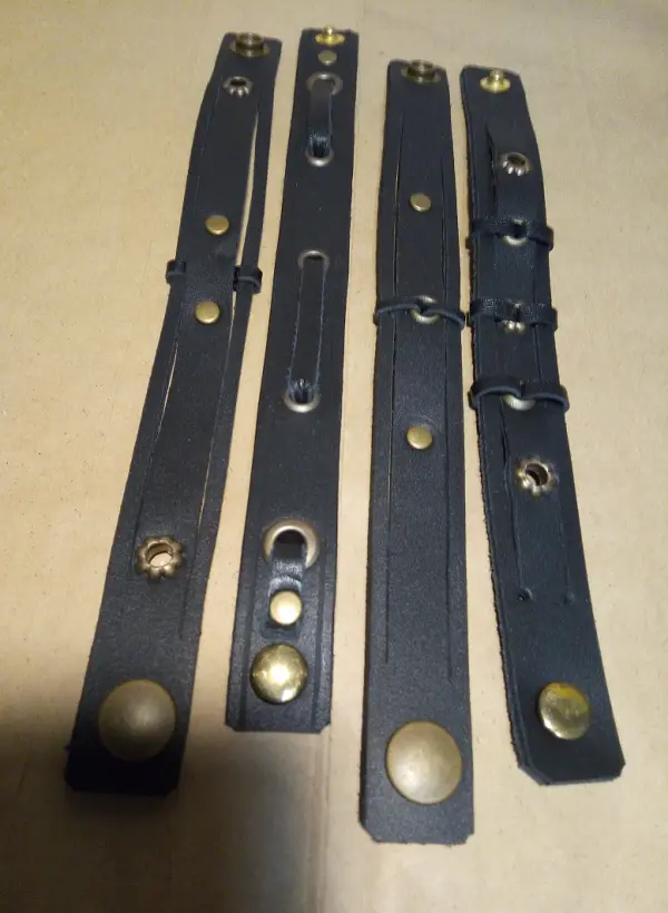 Sada černých kožených náramků s mosaznými druky