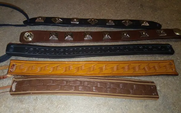 Různé barvy a vzory ražby na kožených náramcích