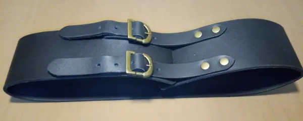 Široký černý kožený opasek se dvěma přezkami