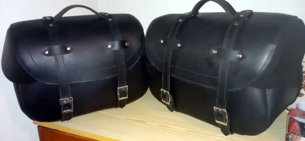 Pár postranních motobrašen připravených k montáži