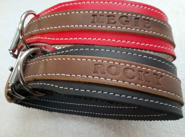 Dva kožené obojky s vyraženými jmény Megie a Rocky