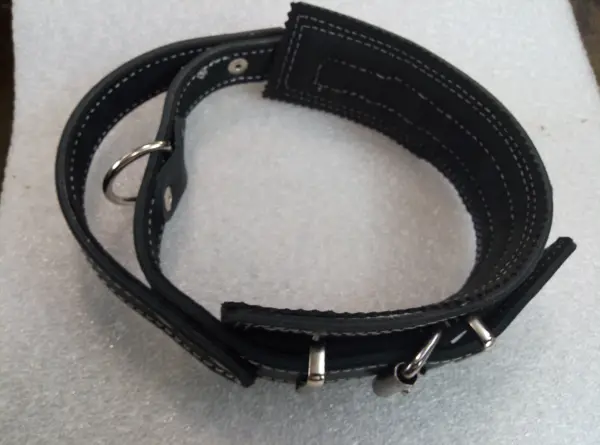 Detail vnitřní strany černého koženého obojku s polstrováním