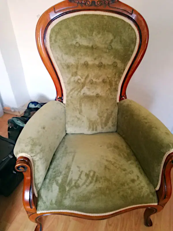 Klasické křeslo potažené zeleným sametem