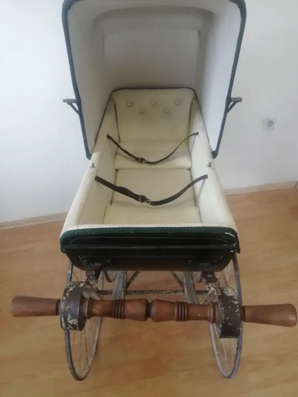 Detail nového světlého polstrování kočárku