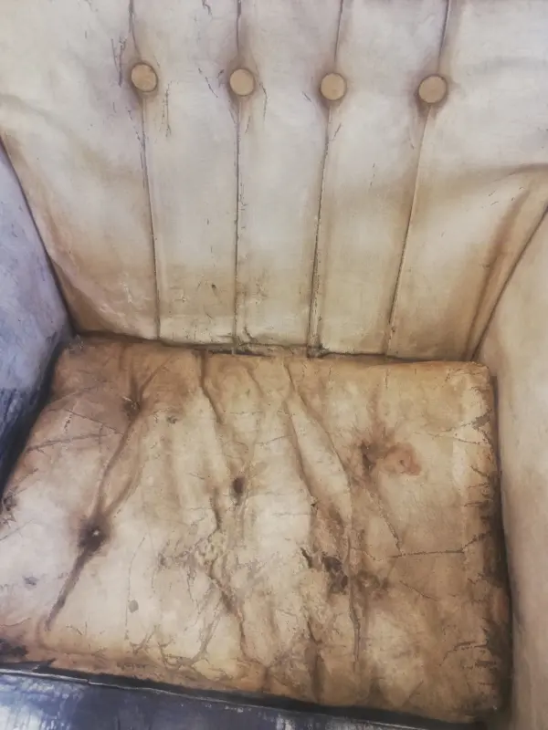 Detail zničeného původního polstrování před renovací