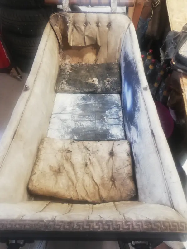 Celkový pohled na kočárek v dezolátním stavu před opravou